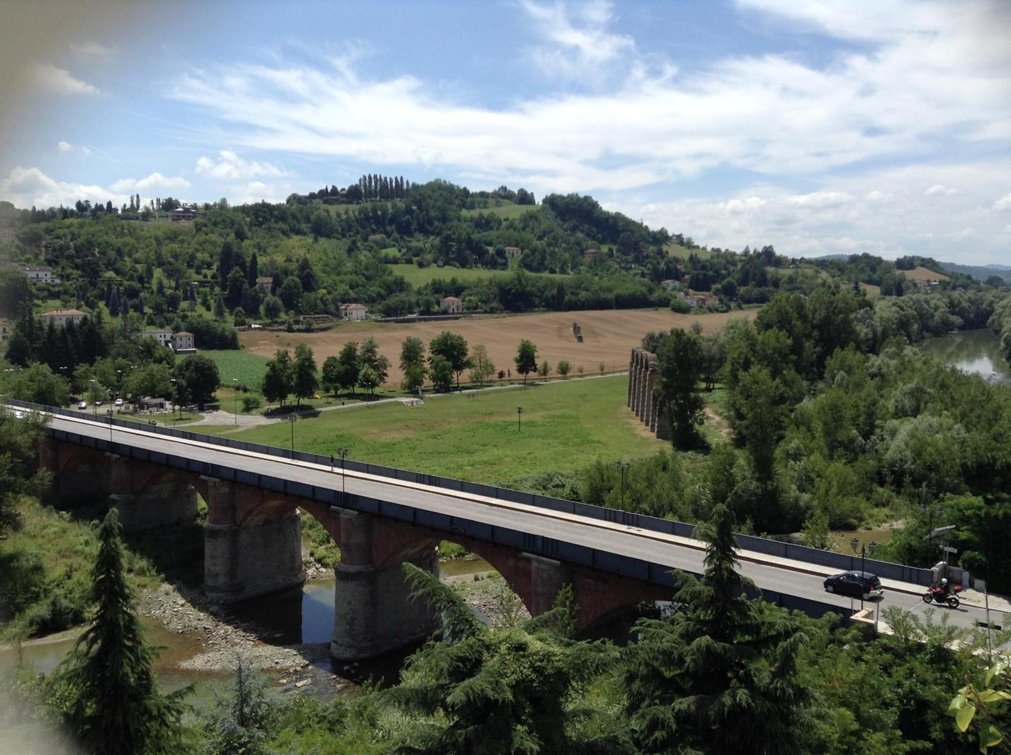 Appartamento Lella Con Meravigliosa Vista Vicino Alle Terme Acqui Terme Ruang foto